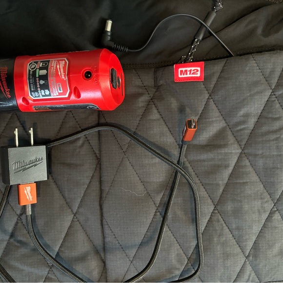 Milwaukee Women's Medium M12 12-Volt Heated Quilted Jacket Kit - Picture 3 of 9